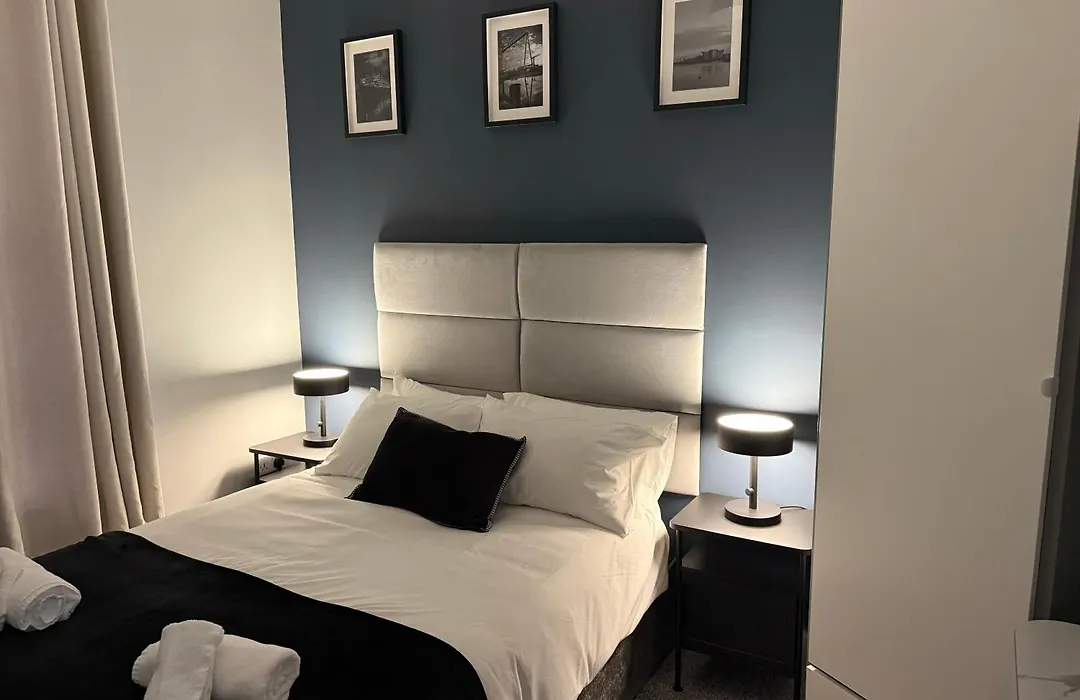 Modern 1 & 2 Bedroom Apartments Near Queens University Belfast By Monostays-1