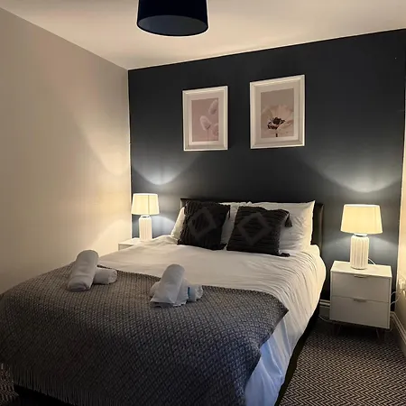Modern 1 & 2 Bedroom Apartments Near Queens University Belfast By Monostays-3